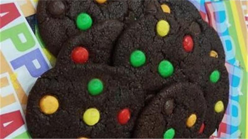 עוגיות שוקולד עם עדשים צבעוניות
