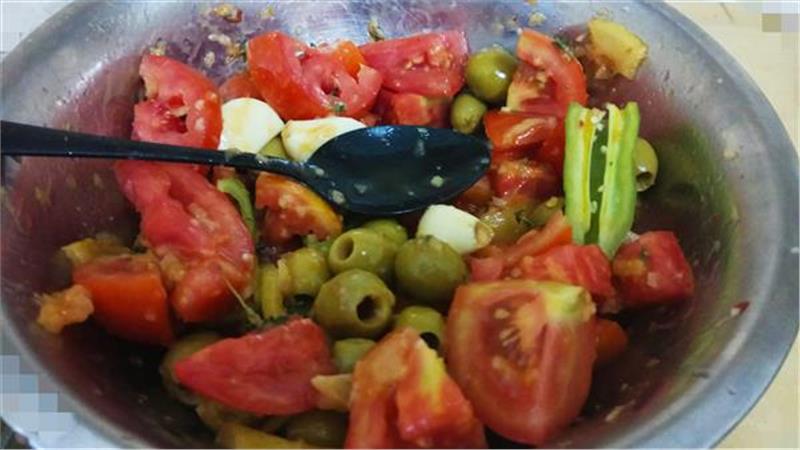 תבשיל פרגיות עם זיתים, לימונים כבושים ועגבניות