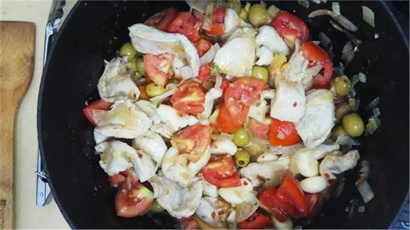 תבשיל פרגיות עם זיתים, לימונים כבושים ועגבניות