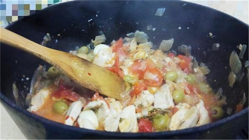 תבשיל פרגיות עם זיתים, לימונים כבושים ועגבניות