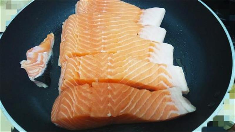 דג סלמון בתנור דג סלמון בתנור