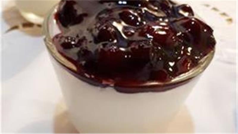 פנה קוטה עם רוטב פירות יער