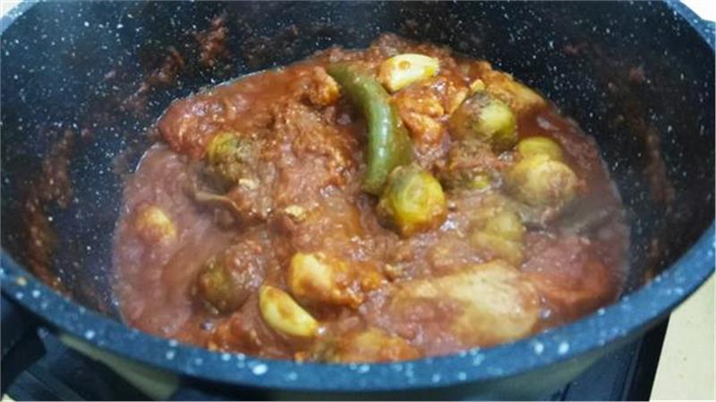 תבשיל חזה עוף ברוטב עגבניות, ניצני כרוב ופטריות