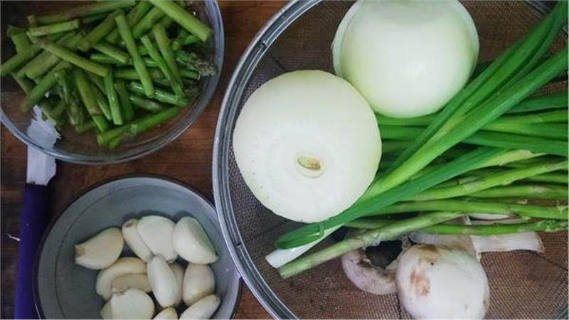 תבשיל חזה עוף עם אספרגוס וחומץ בלסמי