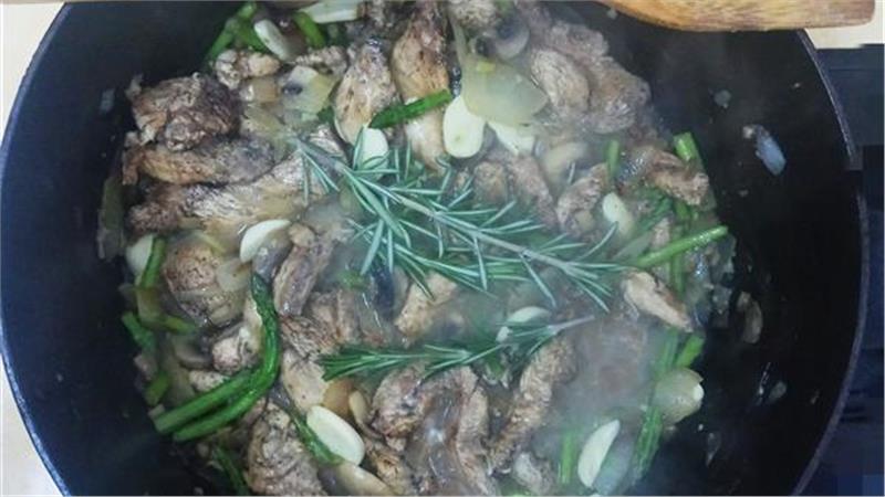 תבשיל חזה עוף עם אספרגוס וחומץ בלסמי