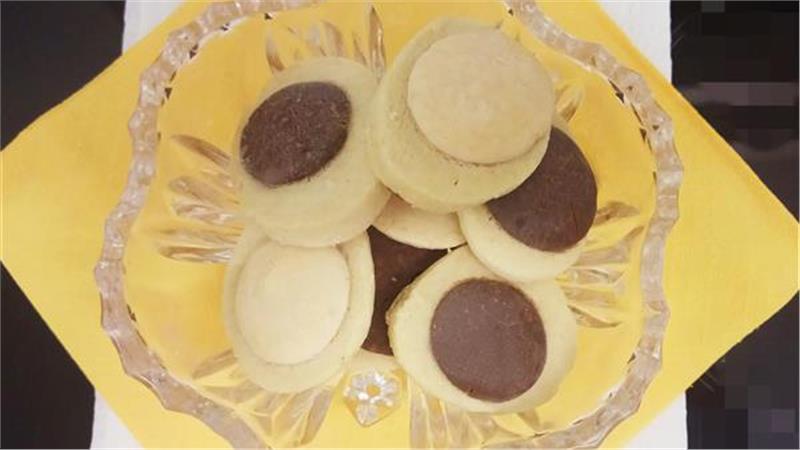 עוגיות חמאה מקושטות בשוקולד עוגיות חמאה מקושטות בשוקולד