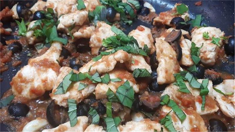 פרוסות חזה עוף עם אנשובי, עגבניות וזיתים שחורים