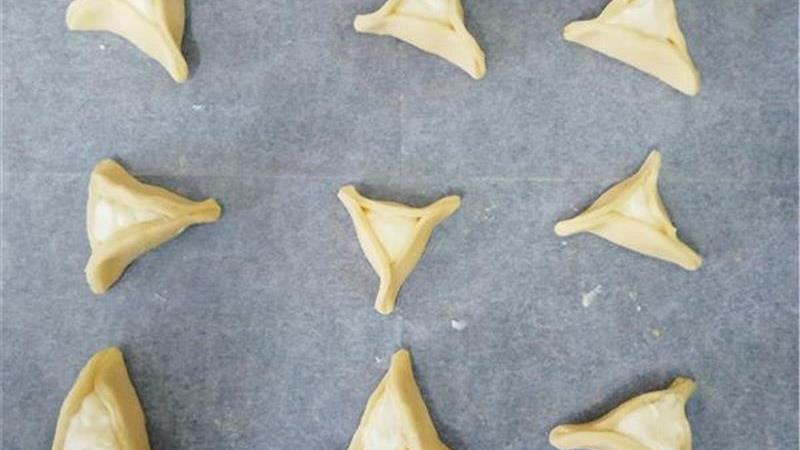 אוזני המן מבצק שמרים במילוי ריקוטה או כל מילוי אחר