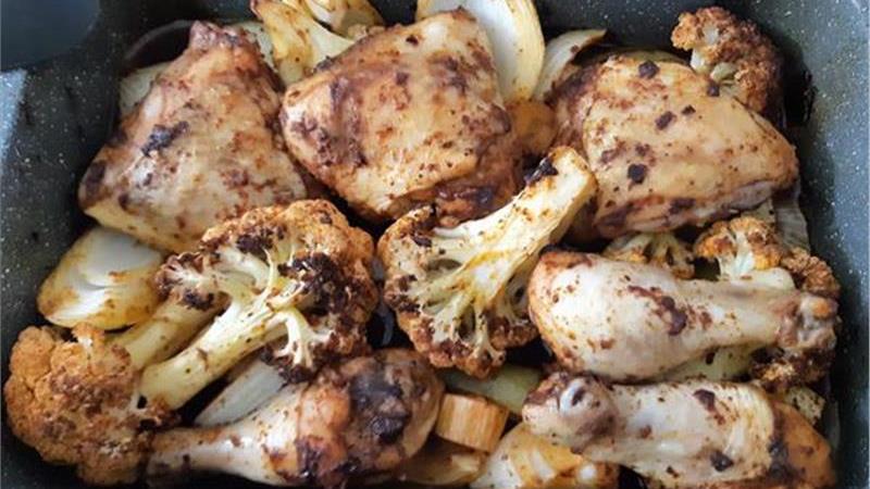 כרעי עוף בתנור עם ירקות, עטופים במרינדת תבלינים