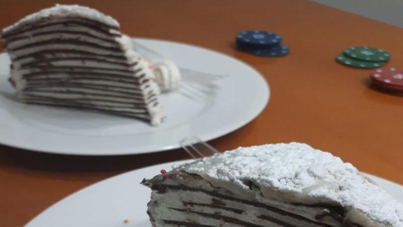 עוגת קרפ שוקולד במילוי קרם גבינה