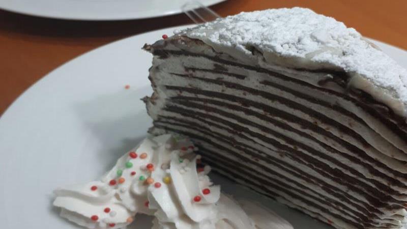 עוגת קרפ שוקולד במילוי קרם גבינה