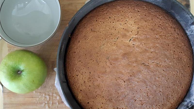 עוגת שבבי קוקוס עם שקדים ותפוחים