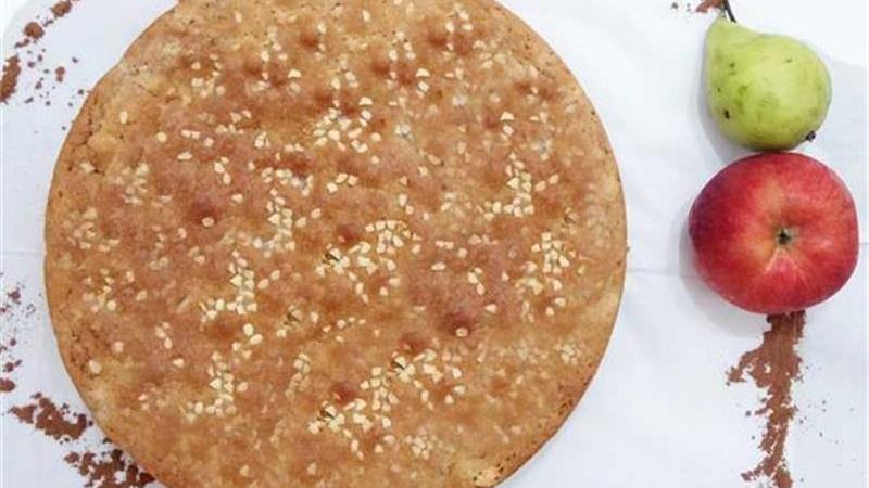 עוגת אגסים ותפוחים אדומים