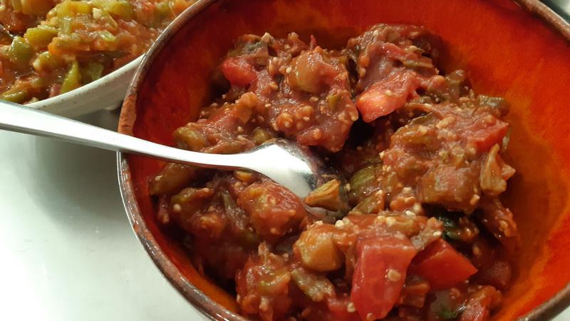 במיה ברוטב עגבנית, הגרסה הפיקנטית