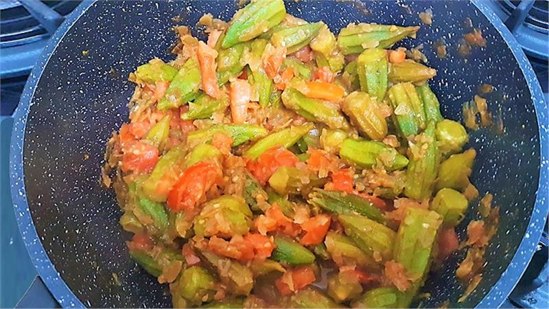 במיה ברוטב עגבניות, הגרסה הקלאסית