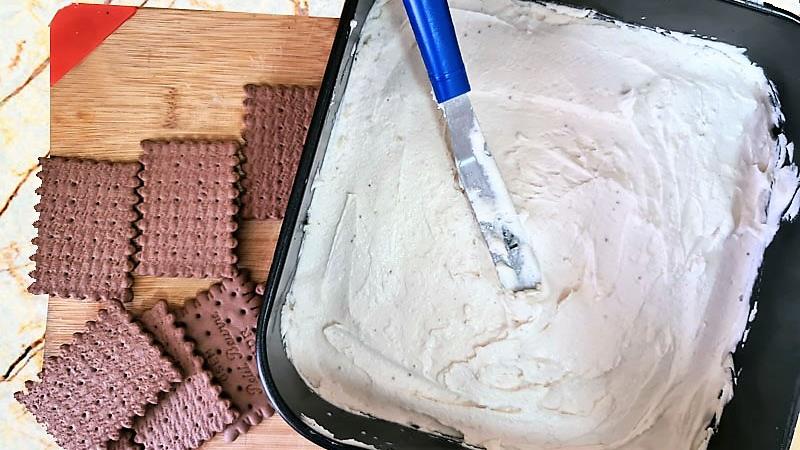 עוגת ביסקוויטים בציפוי ג'לי תות