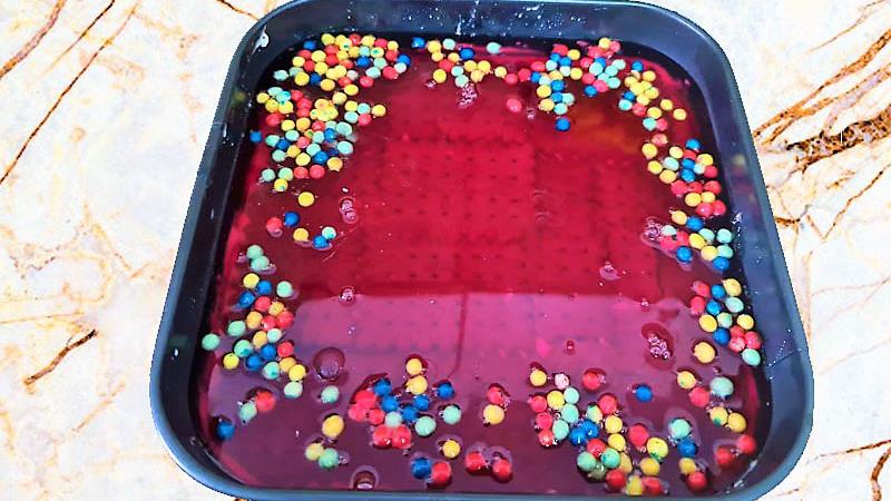 עוגת ביסקוויטים בציפוי ג'לי תות