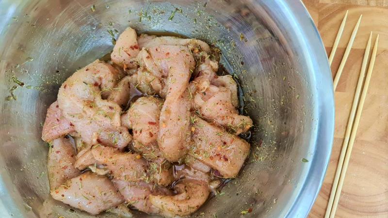 שיפודי חזה עוף למנגל מתובלים בתערובת ג'ולוף, מעדן עוף מהטבח הגאנאי שיפודי חזה עוף למנגל מתובלים בתערובת ג'ולוף, מעדן עוף מהטבח הגאנאי