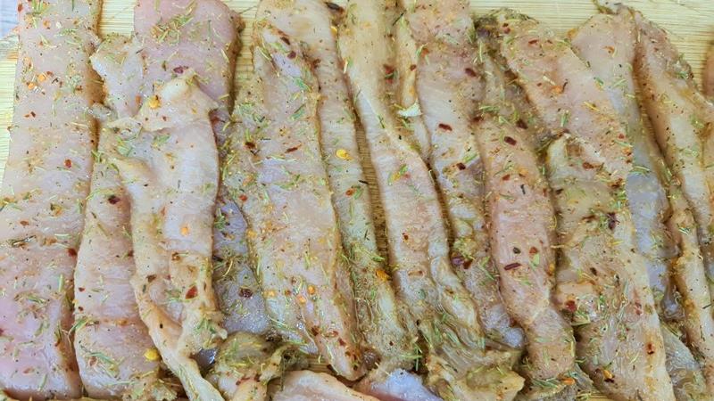 שיפודי חזה עוף למנגל מתובלים בתערובת ג'ולוף, מעדן עוף מהטבח הגאנאי שיפודי חזה עוף למנגל מתובלים בתערובת ג'ולוף, מעדן עוף מהטבח הגאנאי