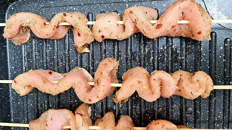 שיפודי חזה עוף למנגל מתובלים בתערובת ג'ולוף, מעדן עוף מהטבח הגאנאי שיפודי חזה עוף למנגל מתובלים בתערובת ג'ולוף, מעדן עוף מהטבח הגאנאי