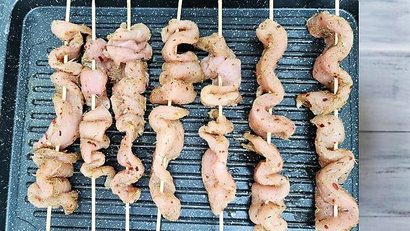 שיפודי חזה עוף למנגל מתובלים בתערובת ג'ולוף, מעדן עוף מהטבח הגאנאי שיפודי חזה עוף למנגל מתובלים בתערובת ג'ולוף, מעדן עוף מהטבח הגאנאי