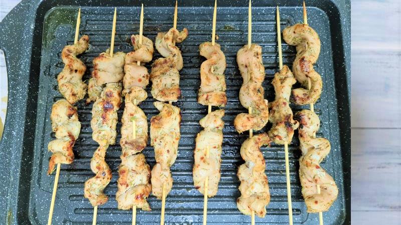 שיפודי חזה עוף למנגל מתובלים בתערובת ג'ולוף, מעדן עוף מהטבח הגאנאי שיפודי חזה עוף למנגל מתובלים בתערובת ג'ולוף, מעדן עוף מהטבח הגאנאי