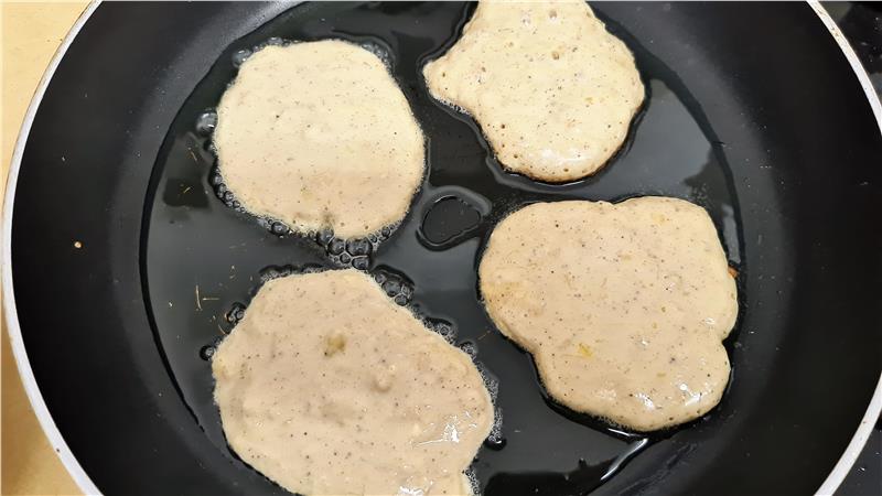 לביבות בננה נוסח ג'מייקה נהדרות וממכרות. פנקייקס בננה מושלם