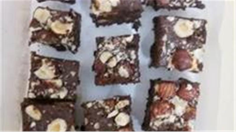 בראוניז עסיסיים עם אגוזי לוז