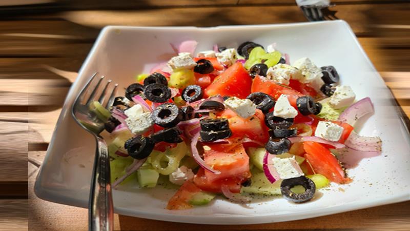 סלט יווני ברוטב שמן זית לימון טרי סלט יווני ברוטב שמן זית לימון טרי