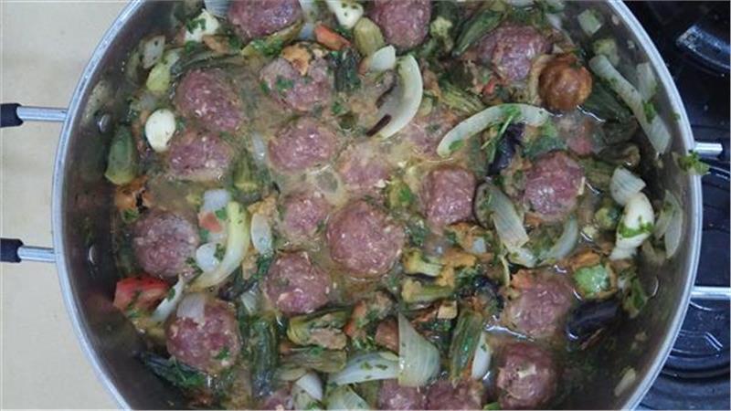 תבשיל קציצות עם במיה חצילים וכרישה