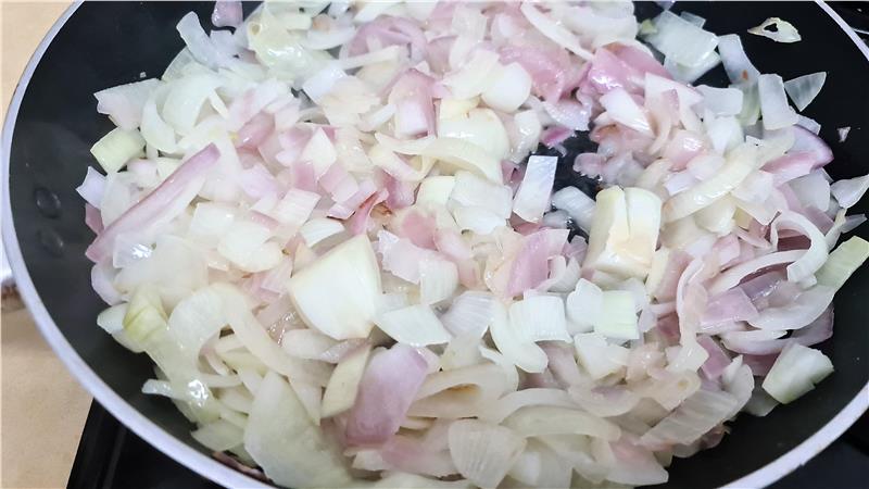 מעורב ירושלמי ביתי בפיתה עם הרבה חומוס