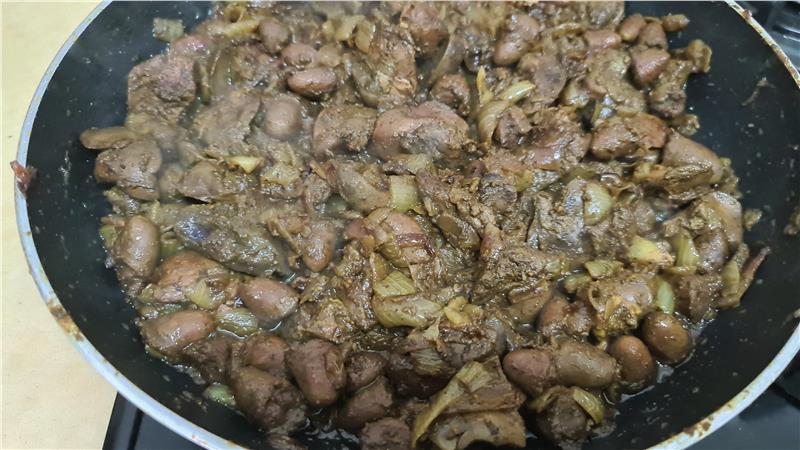 מעורב ירושלמי ביתי בפיתה עם הרבה חומוס