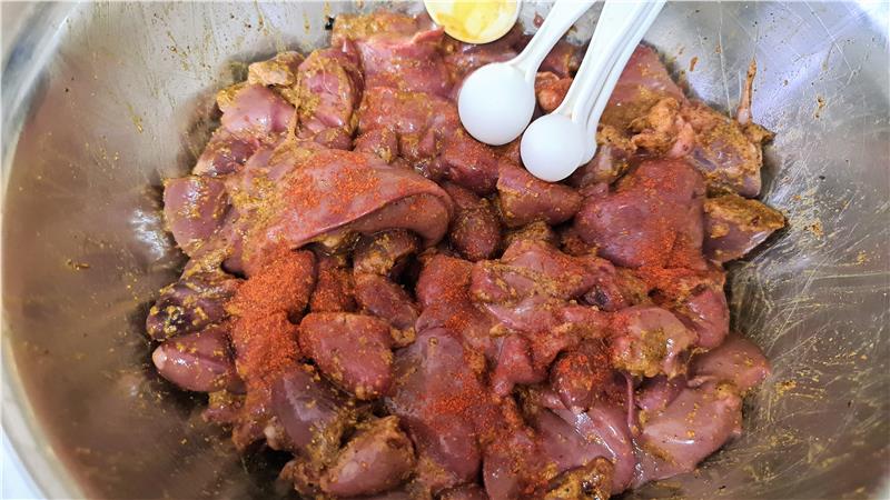 מעורב ירושלמי ביתי בפיתה עם הרבה חומוס