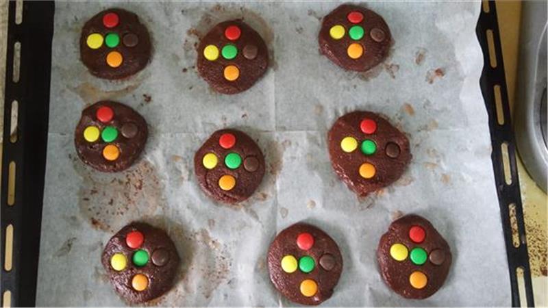 עוגיות שוקולד עם עדשים צבעוניות