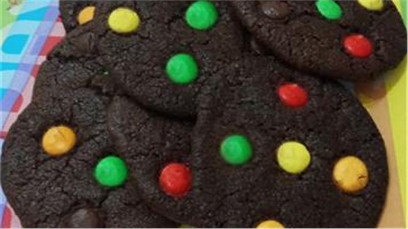 עוגיות שוקולד עם עדשים צבעוניות