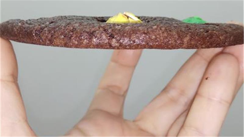 עוגיות שוקולד עם עדשים צבעוניות