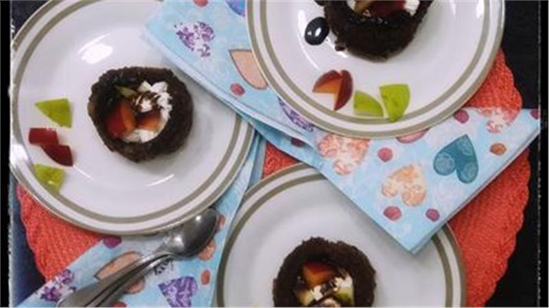 עוגת שוקולד אישית  בקישוט קרם וניל ופירות העונה