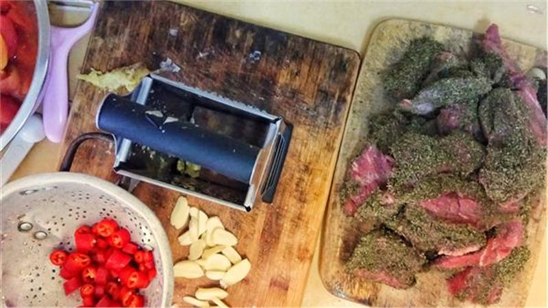 קדרת בשר טלה עם חומוס, צי'לי וגי'נג'ר