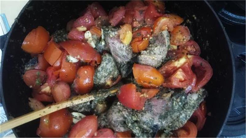 קדרת בשר טלה עם חומוס, צי'לי וגי'נג'ר