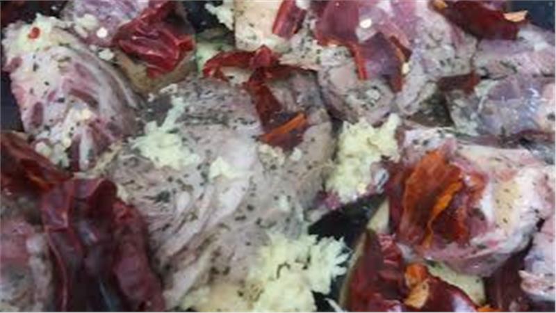 קדרת בשר טלה עם חומוס, צי'לי וגי'נג'ר