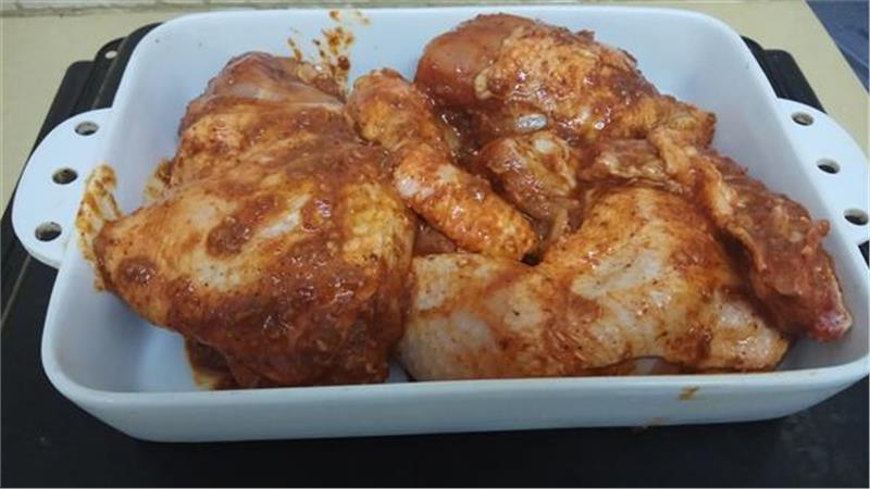 עוף בתנור עם רוטב פפריקה ושום בתנור