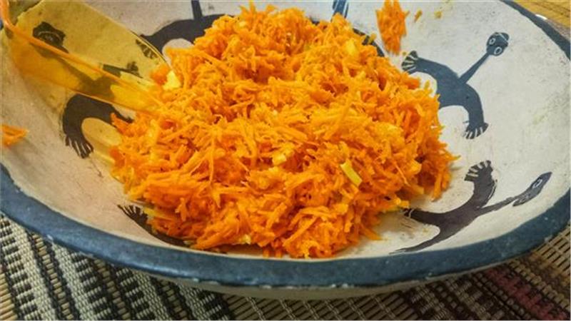 סלט גזר עם פלפלים חריפים