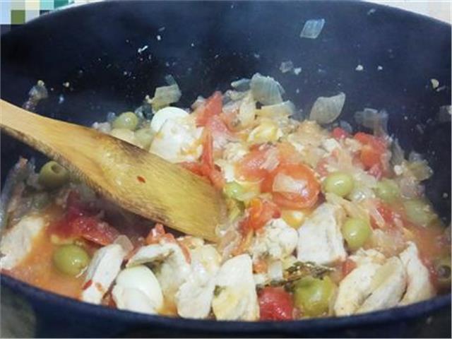 תבשיל פרגיות עם זיתים, לימונים כבושים ועגבניות