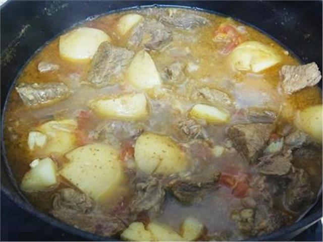 תבשיל בקר בחומוס ותפוחי אדמה - בבישול ארוך תבשיל בקר בחומוס ותפוחי אדמה - בבישול ארוך