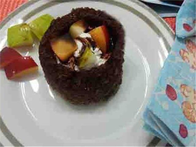 עוגת שוקולד אישית  בקישוט קרם וניל ופירות העונה