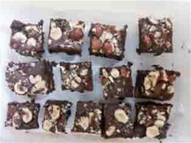 בראוניז עסיסיים עם אגוזי לוז