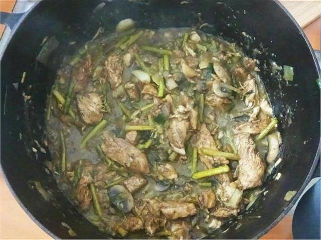 תבשיל חזה עוף עם אספרגוס וחומץ בלסמי