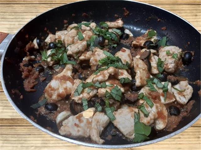 פרוסות חזה עוף עם אנשובי, עגבניות וזיתים שחורים פרוסות חזה עוף עם אנשובי, עגבניות וזיתים שחורים