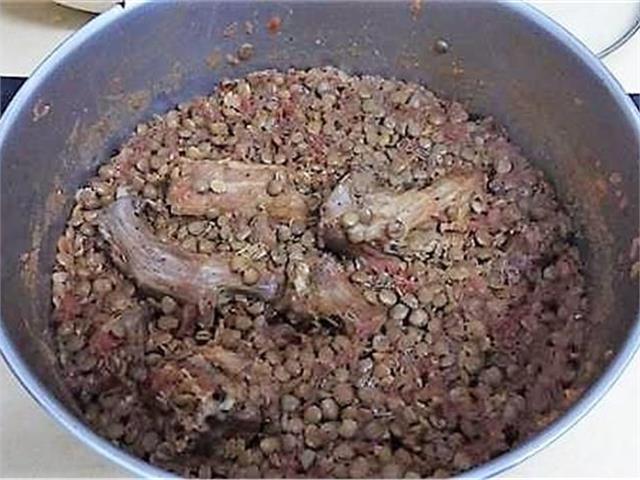 תבשיל גרונות הודו ועדשים ירוקות