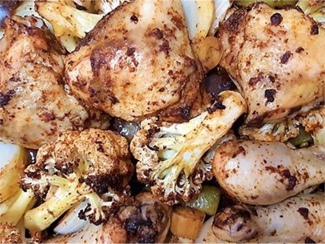 כרעי עוף בתנור עם ירקות, עטופים במרינדת תבלינים